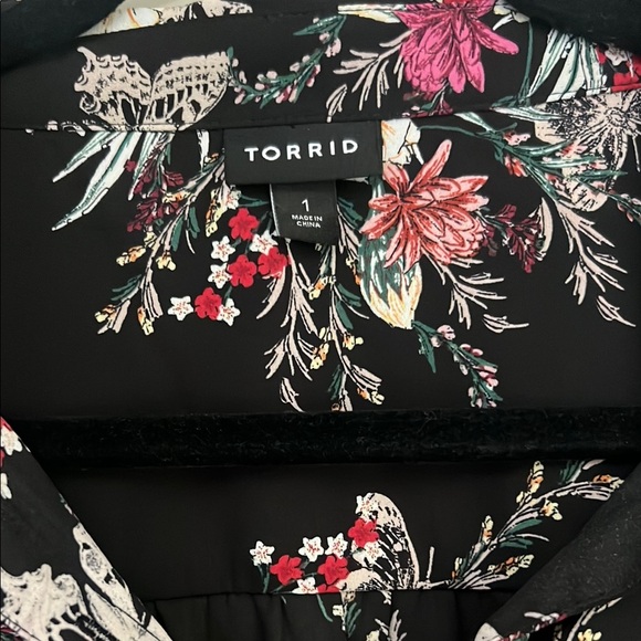 Torrid Black Floral Blouse size 1 - Picture 3 of 6